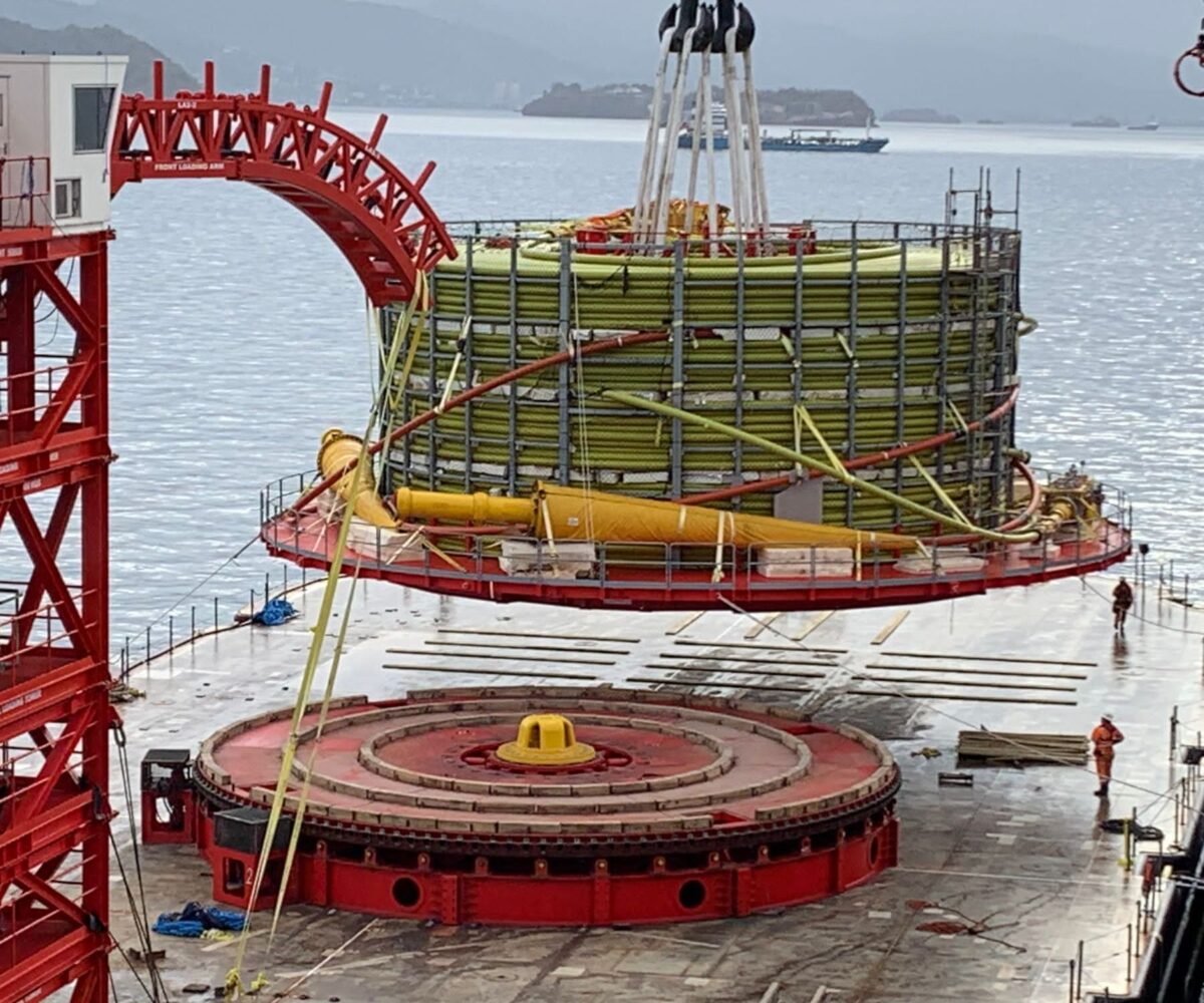 Liftable cable basket being lifted by a crane vessel